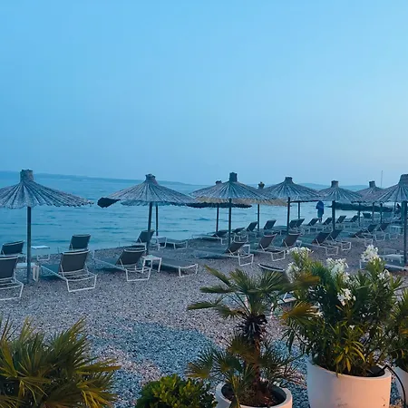 Stella's Beachfront سبليت