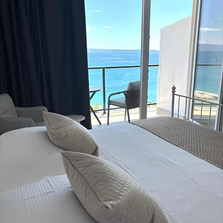 Stella's Beachfront - - Free Parking