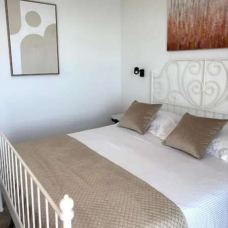 Apartahotel Stella's Beachfront - - Free Parking 3*