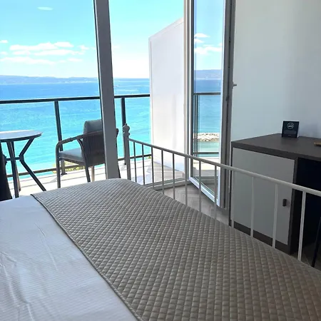 Stella's Beachfront سبليت