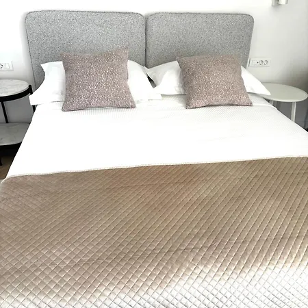 شقة فندقية Stella's Beachfront 3*