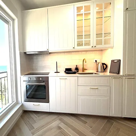 Stella's Beachfront - - Free Parking