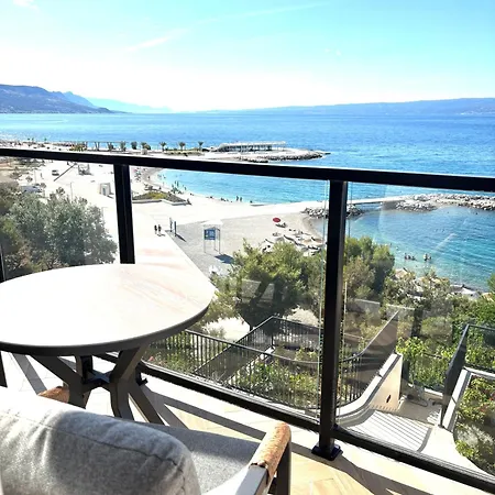 Stella's Beachfront - - Free Parking