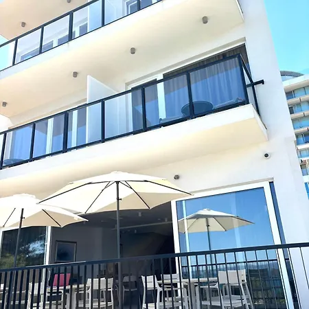 Stella's Beachfront - - Free Parking Apartahotel