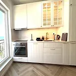 Stella's Beachfront - - Free Parking