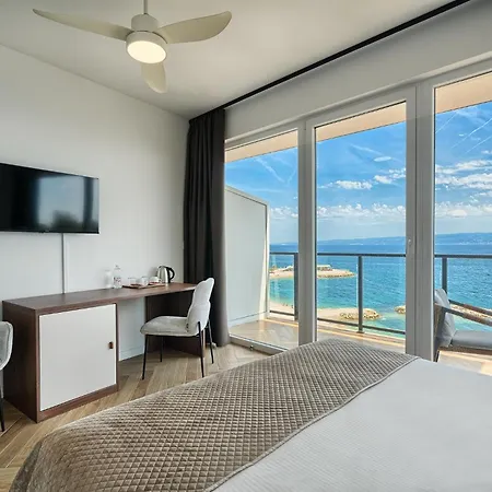 Aparthotel Stella's Beachfront - - Free Parking