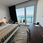شقة فندقية Stella's Beachfront - - Free Parking 3*