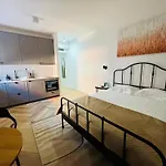 Stella's Beachfront - - Free Parking سبليت