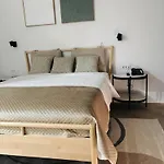 Stella's Beachfront - - Free Parking