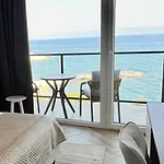 شقة فندقية Stella's Beachfront - - Free Parking