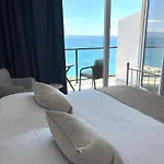 Stella's Beachfront - - Free Parking