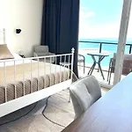 Stella's Beachfront - - Free Parking