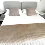 شقة فندقية Stella's Beachfront - - Free Parking 3*