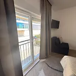 Stella's Beachfront - - Free Parking