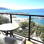 Stella's Beachfront - - Free Parking