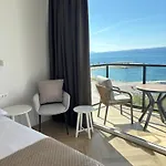 Stella's Beachfront - - Free Parking