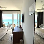 Stella's Beachfront - - Free Parking