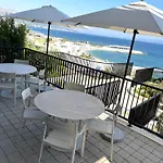 Stella's Beachfront - - Free Parking